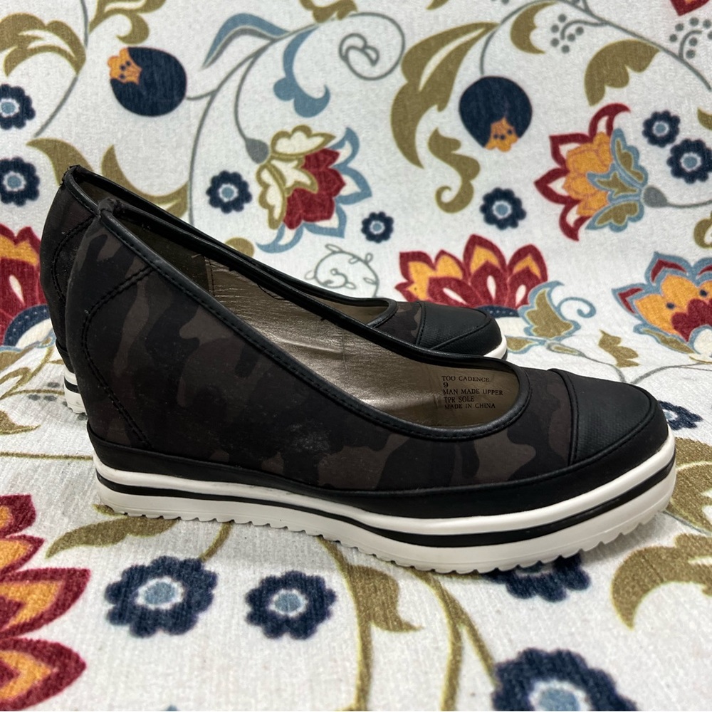 2 Lips Too size 9 Wedge Sneaker Pump